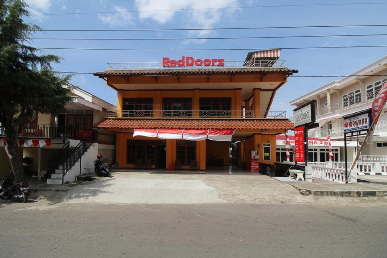 Magetan Reddoorz Near Sarangan Lake מראה חיצוני תמונה